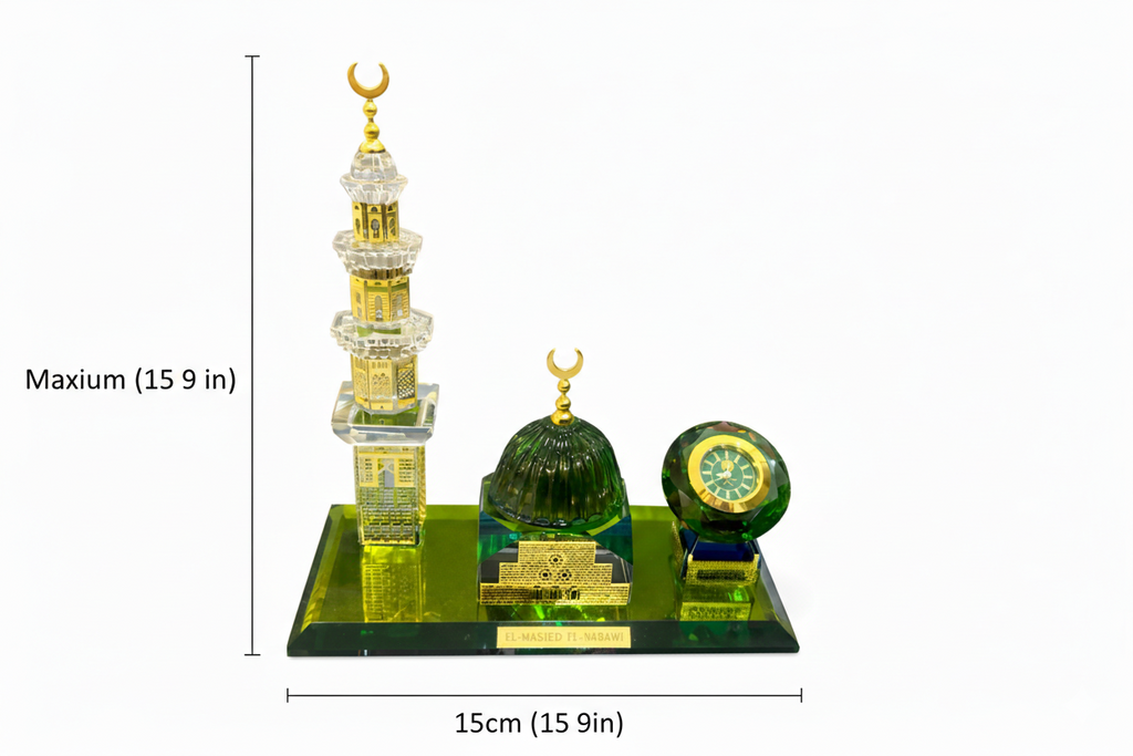 FR : Élégante décoration islamique en cristal représentant la Kaaba et les minarets.  EN : Elegant Islamic crystal decoration featuring the Kaaba and minarets.
