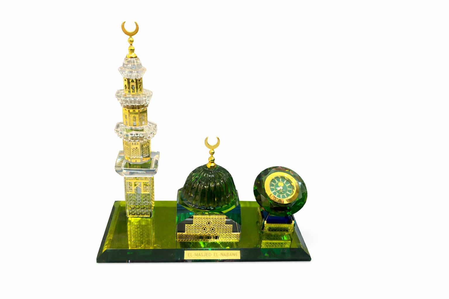 FR : Élégante décoration islamique en cristal représentant la Kaaba et les minarets.  EN : Elegant Islamic crystal decoration featuring the Kaaba and minarets.