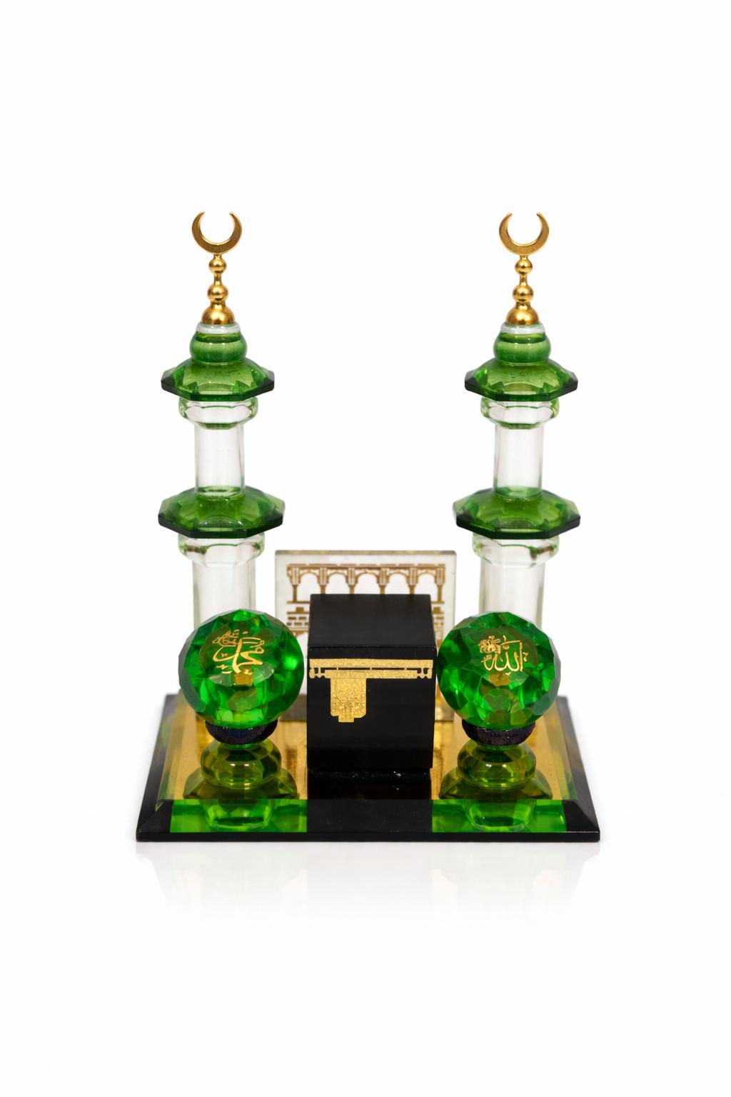 FR : Élégante décoration islamique en cristal représentant la Kaaba et les minarets.  EN : Elegant Islamic crystal decoration featuring the Kaaba and minarets.