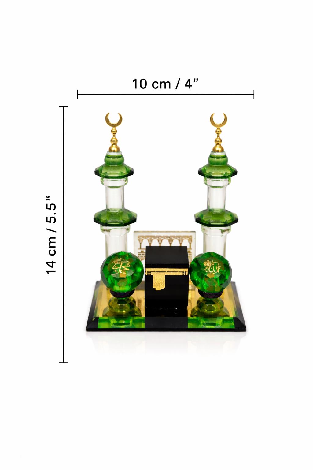 FR : Élégante décoration islamique en cristal représentant la Kaaba et les minarets.  EN : Elegant Islamic crystal decoration featuring the Kaaba and minarets.